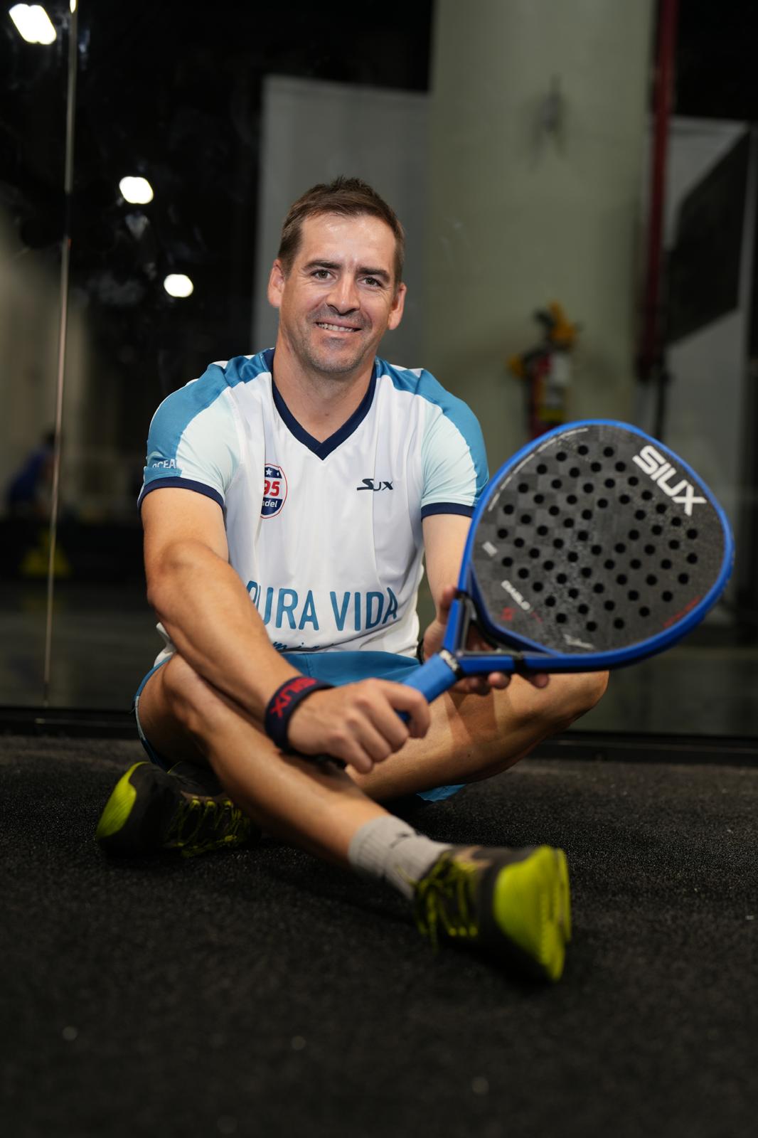 Peter Alonso with a padel racket