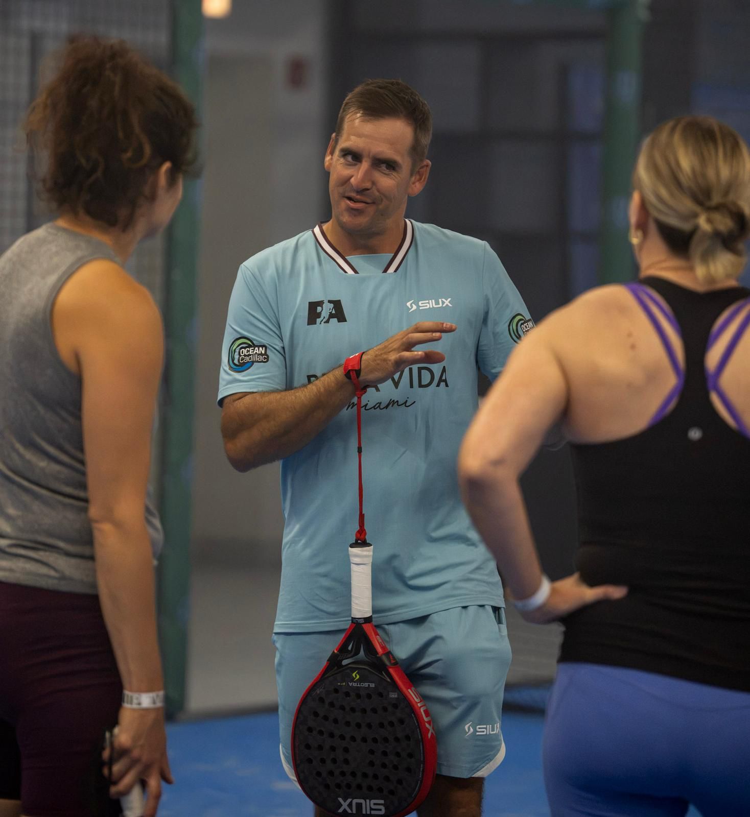 Peter Alonso coaching padel players